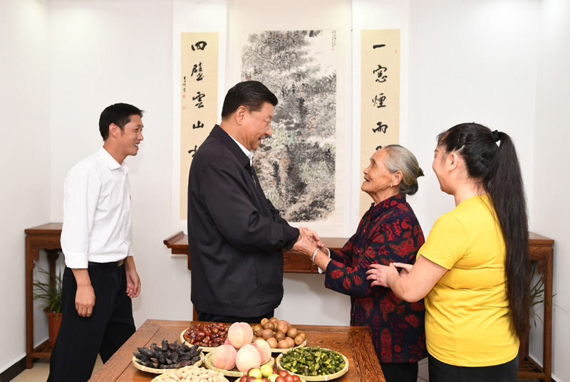 　　9月16日至18日，中共中央總書記、國家主席、中央軍委主席習近平在河南考察。這是16日下午，習近平在信陽市新縣田鋪鄉田鋪大塆“老家寒舍”民宿店，同店主一家親切交談。 新華社記者 謝環馳 攝