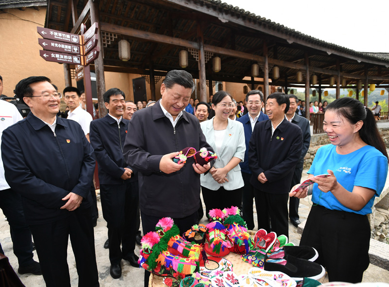 　　9月16日至18日，中共中央總書記、國家主席、中央軍委主席習近平在河南考察。這是16日下午，習近平在信陽市新縣田鋪鄉田鋪大塆考察調研。 新華社記者 謝環馳 攝