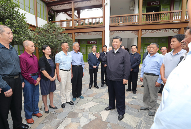　　9月16日至18日，中共中央總書記、國家主席、中央軍委主席習近平在河南考察。這是16日下午，習近平在位于信陽市新縣的鄂豫皖蘇區首府革命博物館，同當地紅軍后代、革命烈士家屬代表親切交談。 新華社記者 鞠鵬 攝