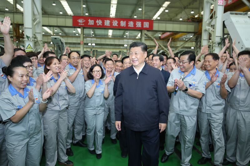 9月16日至18日，中共中央總書記、國家主席、中央軍委主席習近平在河南考察。這是17日下午，習近平在鄭州煤礦機械集團股份有限公司總裝車間同工人們親切交流，鼓勵他們加強自主創新，爭創發展戰略優勢。新華社記者 鞠鵬 攝