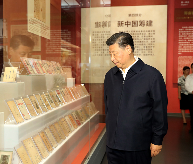 9月12日，中共中央總書記、國家主席、中央軍委主席習近平視察中共中央北京香山革命紀念地。這是習近平在香山革命紀念館參觀《為新中國奠基》主題展覽。