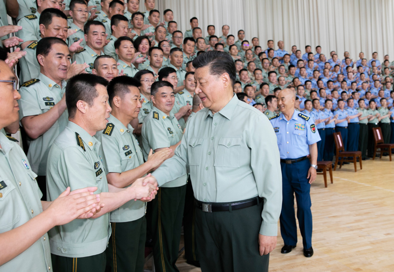 8月22日，中共中央總書記、國家主席、中央軍委主席習(xí)近平到空軍某基地視察。這是習(xí)近平親切接見駐甘肅部隊(duì)副師職以上領(lǐng)導(dǎo)干部和團(tuán)級單位主官。